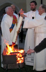 Anzünden der Osterkerze am Osterfeuer! © Katholische Stadtkirche Graz Anzünden der Osterkerze am Osterfeuer!