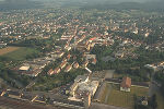 Stadt Feldbach von Norden aus gesehen. Im Vordergrund links unten: Bahnhof; Bildmitte: Hauptplatz mit Stadtpfarrkirche. Stadt Feldbach von Norden aus gesehen. Im Vordergrund links unten: Bahnhof; Bildmitte: Hauptplatz mit Stadtpfarrkirche.