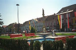 Südliche Häuserfront am Hauptplatz mit dem Rathaus (Bildmitte). Im Vordergrund: Springbrunnen und die Mariensäule. Südliche Häuserfront am Hauptplatz mit dem Rathaus (Bildmitte). Im Vordergrund: Springbrunnen und die Mariensäule.