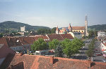 Hauptplatz vom Süden her gesehen. Rechts hinten: Stadtpfarrkirche sowie die Musikschule. Hauptplatz vom Süden her gesehen. Rechts hinten: Stadtpfarrkirche sowie die Musikschule.