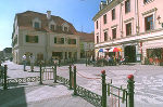 Südtiroler Platz Nr.1 (Kulturzentrum Weberhaus), rechts Bismarckgasse Nr.11 (Foto W. Gorkiewicz, Weiz) Südtiroler Platz Nr.1 (Kulturzentrum Weberhaus), rechts Bismarckgasse Nr.11 (Foto W. Gorkiewicz, Weiz)